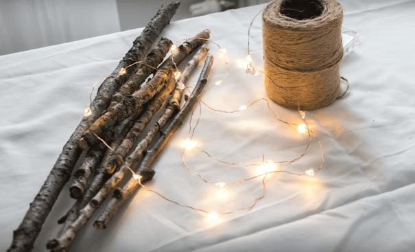 You can make the cutest Christmas decorations with just a few old branches!